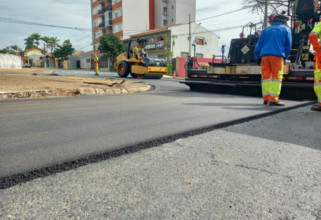 COMUNICADO PAVIMENTAÇÃO Trecho da Marginal do Chá recebe pavimentação