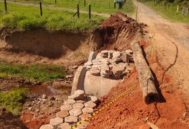 Secretaria de Obras segue com construção de murro arrimo em estrada do bairro Sabiaúna